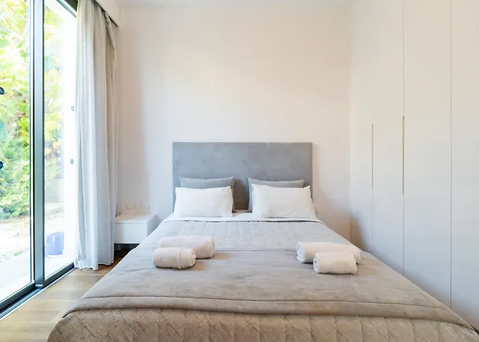 Laurus 2 By Ezoria Villa