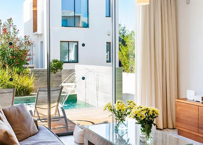 Laurus 2 By Ezoria Villa