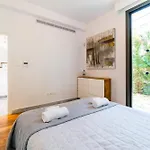 Laurus 2 By Ezoria Paphos