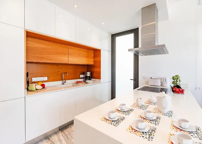 Laurus 2 By Ezoria Paphos