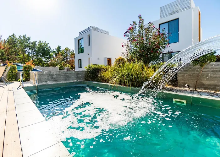 Laurus 2 By Ezoria Villa *