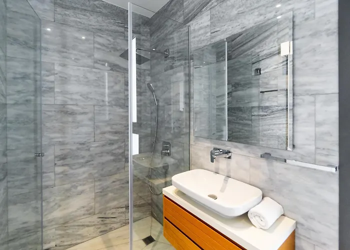 Laurus 2 By Ezoria Paphos